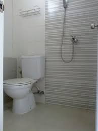 Kamar mandi minimalis ukuran 2×3 dengan desain yang eksklusif. 17 Contoh Desain Kamar Mandi Ukuran 1x1 Terbaru 2021 Rumahpedia