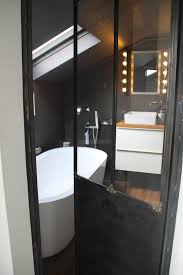 Salle De Bain Baignoire Ilot Porte Verriere Atelier Salle De Bains Sous Combles Salle De Bains Combles Idee Salle De Bain