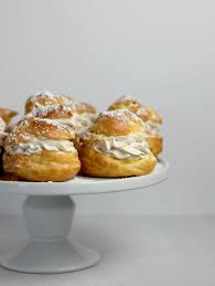 Pate A Choux Pat A Shoo Is A French Pastry Dough That Sounds About 100 Times More Complicated Than It Actually Is To Make It In 2020 Pastete Creme Rezepte Lecker