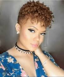 Coupes de cheveux élégantes courtes. Coupe Courte Femme Afro Afrodelicious Salon Nappy