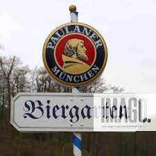 Ein Schild Paulaner München Biergarten in der Nähe von Wegberg (  Niederrhein ) im Kreis Heinsberg