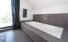 Badewanne einmauern mit ablage 35 ideen und anleitung. Badewanne Mit Breit Gefliester Ablage Unter Dachschrage Kleine Badezimmer Design Haus Wohnung