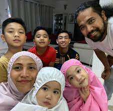 Mereka berdua sebenarnya dah berkahwin sebelum johan bergelar artis lagi. Jarang Anak Bujang Nak Melep4k Dengan Bapak Ozlynn Waty Oh Kopak