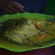 Dengan bumbu kari dan bumbu lainnya serta daun kembangi membuat rasanya makin endeus dan beraroma! Rica Rica Kerang Seafood Bu Endang Singosari Frutos Do Mar