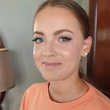 Beautiful Muireann @duffyoonagh I love the glow bouncing off her Skin 😍  #mua #irishmua #bridalmakeupartist #bridalmakeupartisttipperary #bridalmua  #bridalmakeup #bridaltrials #tipperarywedding #tipperarybrides  #theirishbride #munsterbrides ...