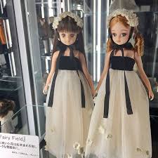 なんでこの展示部屋は暗くしてるんだろ ドールに当てるライトも強くなるだろうから 痛みも早くなるんじゃないのかな とか考えながら見てきた リカちゃんキャッスルデビュー リカ ちゃん ドレス 人形のドレス 人形の服