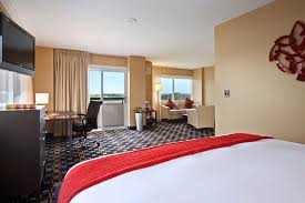 What food & drink options are available at hilton chicago/magnificent mile suites? Hilton Chicago Oak Brook Suites