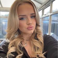 since having my baby 8 months ago I haven't felt myself I have no time to  do makeup or even straighten my hair it's coming up to Christmas and I'm  wanting to