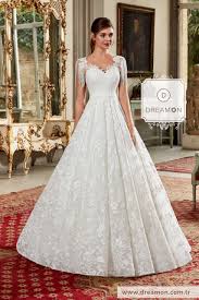 Model Vasari A Kesim Tamamen Dantellerden Olusan Sezonun Trendi Simlerle Ve Kristal Taslar Islenilerek Suslenmis Vasari Mode Gelinlik The Dress Dantel Gelinlik