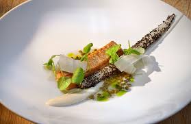 Gebratenes Filet Saibling Mit Confiertem Spargel Mandelcreme Und Holunderblutensud Rezept Rezepte Lebensmittel Essen Spargel