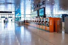 We did not find results for: Estacion De Barcelona Sants Vestibulo De La Zona De La Calle De Tarragona Con Las Maquinas Expendedoras De Billetes Donde Un Hombre Compra Uno Y Dos Personas Andando Distrito De Sants Montjuic Barrio