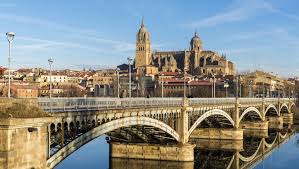 Alhambra in granada, museo nacional del prado in madrid, sagrada familia in barcelona, kathedrale von santiago de compostela. Salamanca In Spanien Wunderschone Sehenswurdigkeiten Entdecken Bunte De