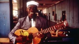 Buena vista social club is a documentary about a group of older cuban jazz musicians and singers who were brought together to record an album and perform a series of concerts. Kritik Zu Buena Vista Social Club Epd Film