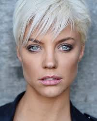 Taglio pixie corto biondo, capelli ricci corti, curly hair styles, . Senior Panosundaki Pin