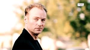 Sein philosophiestudium bricht er ab und studiert stattdessen schauspiel, zusammen mit lars eidinger. Mark Waschke As Robert Karow In Tatort Berlin Der