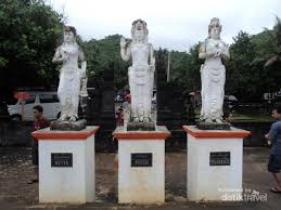 Pantai ngobaran menjadi pantai unik di yogyakarta.selain pesona alamnya yang indah, pantai ini memiliki bangunan yang menjadi wisata budaya dan sejarah. Merayakan Nyepi Di Pura Pantai Ngobaran Gunungkidul