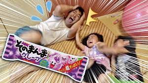 3個に1個超すっぱいガムで対決！罰ゲームはこちょこちょの刑と、パパのいいところ３つ言えるかな？ 運試し ゲーム - YouTube
