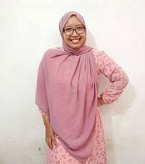 Pashmina ceruty baby doll ini memiliki serat kain yang bertekstur butiran pasir.walaupun bahan kainnya tidak lentur seperti diamond crepe dan juga sedikit. Review Pashmina Ceruty Babydoll Tali Dari Hijab Jiwa Yuniari Nukti