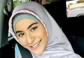 Ayu ratna atau aiu ratna yang lahir di magelang, 6 maret 1985; Biodata Artis Betari Ayu