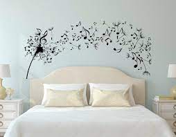 Wandtattoos sind für alle glatten flächen bestens geeignet. Das Wandtattoo Im Schlafzimmer Beliebte Motive Und Ihre Bedeutungen