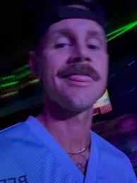 Through the frame, it feels clearer Reflections are just better within a  circle mirror