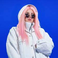 Hair colors with red, orange, and gold tones give a feeling of warmth and add more color to the. Fly Away Wer Ist Der Mann Auf Dem Neuen Tones And I Single Cover Diffus