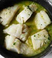 Añadir la ramita de tomillo y salpimentar la mezcla. Cocinando En Casa Bacalao En Salsa Verde