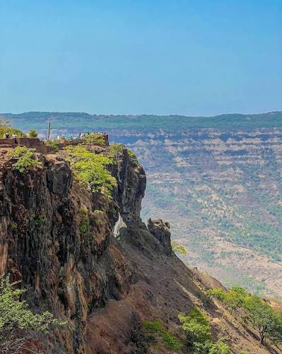 Mahabaleshwar in Maharashtra is one of the most beautiful hill stations in India 🇮🇳 When visit here, don't miss out on the the scenic view points, busting market, delicious food and fresh