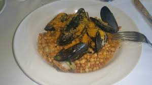 Per preparare la fregola con cozze, vongole e ceci dovrete aver messo a reidratare i ceci per almeno 12 ore (o una notte pulite i molluschi (cozze e vongole), tritate finemente i ciuffi di prezzemolo. Fregola Con Cozze Vongole E Bottarga Picture Of Da Barbara Solanas Tripadvisor