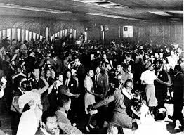 El savoy ballroom fue un gran salón para la música swing y el baile social situado en el número 596 de la avenida lenox, entre las calles 140 y 141 en el barrio de harlem de manhattan, nueva york. Savoy Ballroom Lindy Hop Swing Dancing Swing Dance