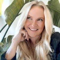 Kay Mooney's Instagram, Twitter & Facebook