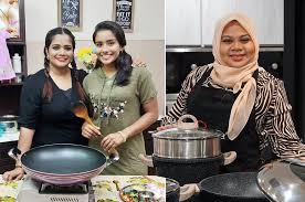 This recipe can be used to prepare both chicken kurma and turkey kurma as well. These Two Malaysians Are Living Their Dreams As Online Chefs Kaw Rojak Daily