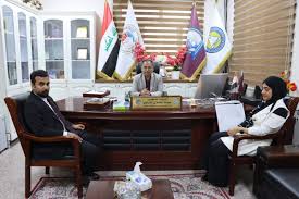 عميد كلية علوم الحاسوب و تكنولوجيا المعلومات يثمن هدية تذكارية من قبل طالبة  في كلية الفنون الجميلة | جامعة البصرة