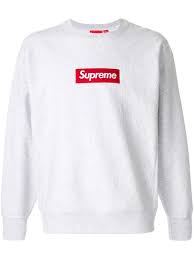 Founded in downtown manhattan by james jebbia, the brand became synonymous with skate culture but has since gone mainstream as one of the most in demand brands in the world. Supreme Pullover Mit Logo Farfetch