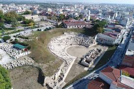 Η λάρισα είναι πόλη της θεσσαλίας, έδρα του δήμου λαρισαίων και πρωτεύουσα της περιφερειακής ενότητας λάρισας. Larisa H Pelasgis Sto Diaba Twn Aiwnwn Sto Arxaiologiko Moyseio Messhnias Efhmerida 8arros