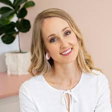 Renee Holdsworth's Instagram, Twitter & Facebook