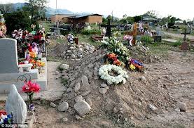 Dennis Hopper Laid To Rest In Native American Burial After Memorial Service Attended By Jack Nicholson And Val Kilmer Famous Tombstones Famous Graves Cemetery Headstones