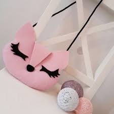Felt Panosundaki Pin