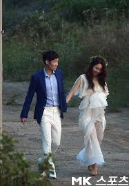 박지성 선수와 김민지 아나운서의 열애 소식이 인터넷을 뜨겁게 달구고 있는 가운데 이들의 만남을 차범근 해설 위원이 주선한 것으로 알려졌습니다.오늘(19일) (박지성 김민지, 소개는 차범근 배성재). ë‹¨ë… ë°•ì§€ì„± ê¹€ë¯¼ì§€ ì œì£¼ë„ í¬ì°© Mbn