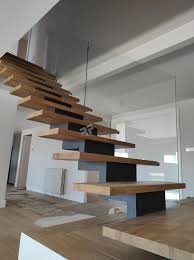 Diseños de escaleras de madera. Instalacion De Escalera De Diseno Con Eje Central Rfserveis