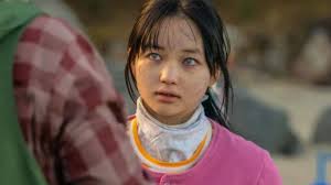 𝐌𝐲 𝐃𝐚𝐮𝐠𝐡𝐭𝐞𝐫 𝐢𝐬 𝐀 𝐙𝐨𝐦𝐛𝐢𝐞** Berkisah tentang Jung-hwan,  seorang pelatih hewan liar profesional, menghabiskan hari-harinya  bertengkar dan bermain dengan putrinya, Soo-ah, yang sangat suka menari.  Suatu hari, Soo-ah terinfeksi virus zombi