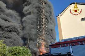 Un grosso incendio ã¨ scoppiato in un edificio di 15 piani in via giacomo antonini, nella periferia sud di milano, nel pomeriggio di oggi 29 agosto.sul posto ci sono numerose squadre dei vigili. 7cqcizfhif9ffm