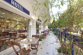 Notre école de la rochelle n'est qu'à quelques minutes à pied du centre de la vieille ville, où se trouvent de nombreux bistros la rochelle a une gare bien desservie au centre et son propre aéroport, l'aéroport de la rochelle, à proximité. Gens De Mer La Rochelle La Rochelle Popinns