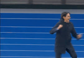 Štyridsaťpäťročný inzaghi vyhral s laziom za päť rokov tri trofeje. Gif Simone Inzaghi Funny Slip Vs Dynamo Kiev Witty Futty