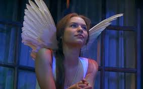 It is set in modern day, but retains the shakespearian dialogue. This Other Famous Actress Almost Played Juliet In Baz Luhrmann S Romeo Juliet 20 Years Ago Hellogiggles