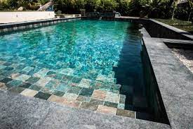 ce carrelage en gres cerame special piscine a ete inspire de la pierre green sukabumi que l on retrouve dans toute carrelage piscine piscine carrelee piscine