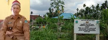 Pekerja memperbaiki jalan yang rusak di sepanjang jalan metro tanjung bunga makassar, selasa (222021). Biar Tak Menggangu Pengguna Jalan Pemerintah Desa Bunga Tanjung Akan Benahi Pasar Rakyatjambi Co