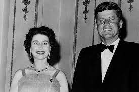 The queen and prince philip finally meets the kennedys as they visit london. Fact Checking The Crown Jackie Kennedy Vs Queen Elizabeth At Buckingham Palace The Washington Post