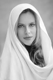 Using the Sony A7R III for Portraits with the 85 G master and 58 Primoplan  by Caesar Lima