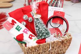 How to a Make Christmas Gift Basket in 5 Steps - Sweet Red Poppy